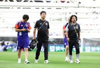 ピッチを歩く日本代表・森保一監督（中央）＝撮影・中田匡峻