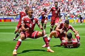 　カタール-スイス　試合終了間際、フーヒ（右下）が同点ゴールを決め、大喜びのカタールイレブン＝サンフランシスコ（ＡＰ＝共同）
