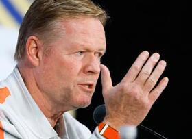 　日本戦を前に記者会見するオランダのクーマン監督＝１３日、ダラス（共同）
