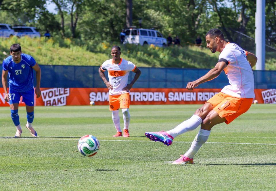 　国際親善試合のウズベキスタン戦でＰＫを決めるオランダのハクポ（右）＝ニューヨーク（ＩＳＩ　Ｐｈｏｔｏｓ提供・ゲッティ＝共同）