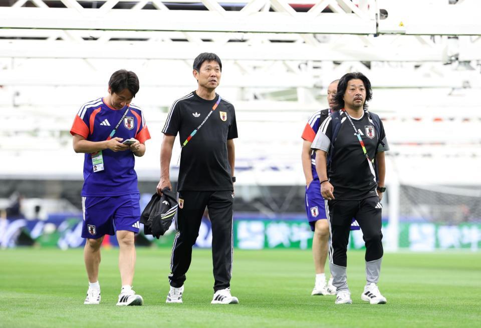ピッチを歩く日本代表・森保一監督（中央）＝撮影・中田匡峻