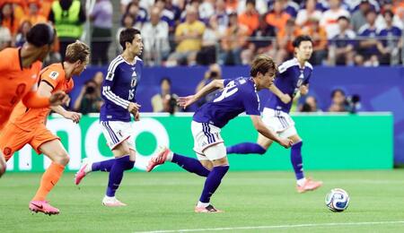 前半、攻め上がる佐野（右から２人目）