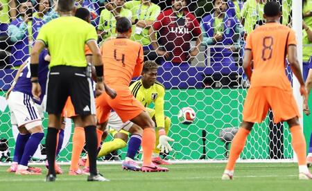 前半、オランダ選手のシュートをセーブするＧＫ鈴木彩（中央）