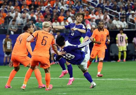 後半、ゴール前で競り合う小川（１９）上田（１８）