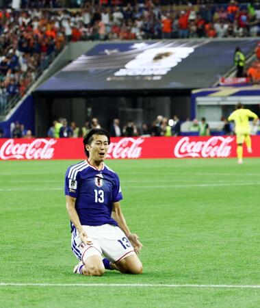 後半、同点ゴールを決め喜ぶ中村