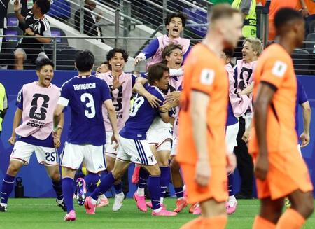 日本－オランダ　後半、同点に追いつき喜ぶ日本代表。中央は小川