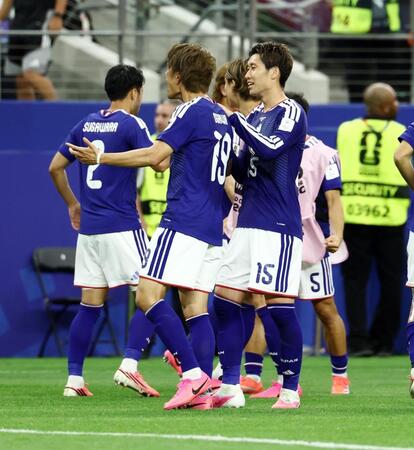 日本－オランダ　後半、同点ゴールを決めた鎌田（右）とアシストした小川（左）