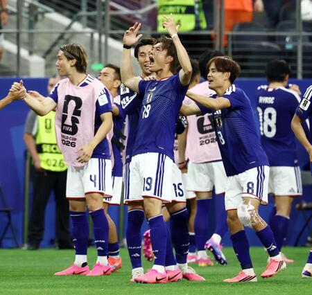 後半終了間際、同点に追いつき喜ぶ小川（中）