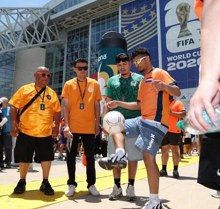 サッカーをするサポーター（撮影・中田匡峻）