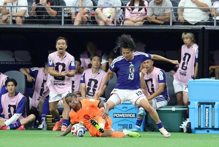 前半、競り合う日本代表・中村敬斗（右）＝ダラススタジアム（撮影・中田匡峻）