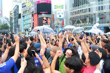 渋谷駅前に集まったサッカーファン＝渋谷駅前（撮影・石井剣太郎）