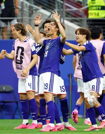 日本－オランダ　後半、同点に追い付き大喜びの小川（中央）。右は久保＝ダラス（共同）