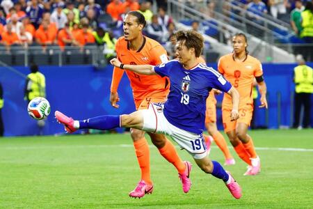 日本－オランダ　後半、ゴール前に飛び込む小川。左はオランダのファンダイク＝ダラス（共同）