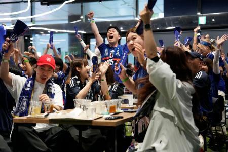 　オランダ戦のパブリックビューイングで日本のゴールに盛り上がるサポーター＝１５日早朝、東京都文京区
