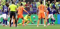 前半、オランダ選手のシュートをセーブするＧＫ鈴木彩（中央）