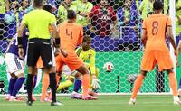 前半、オランダ選手のシュートをセーブするＧＫ鈴木彩（中央）