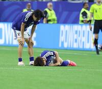 後半、負傷する日本代表・久保建英（右）＝撮影・中田匡峻