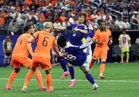後半、ゴール前で競り合う小川（１９）上田（１８）