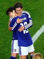 オランダと引き分け、中村（手前）と抱き合い喜ぶ鎌田＝ダラス（共同）