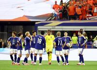 後半、オランダに勝ち越され、ピッチで集まる日本代表イレブン。中央はＧＫ鈴木彩