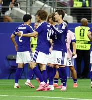 日本－オランダ　後半、同点ゴールを決めた鎌田（右）とアシストした小川（左）