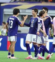 オランダと引き分けで終え、日本代表・中村敬斗（左）とタッチを交わす日本代表・鎌田大地＝ダラススタジアム（撮影・中田匡峻）