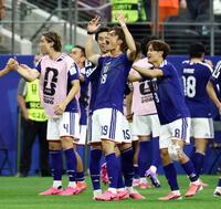 後半終了間際、同点に追いつき喜ぶ小川（中）