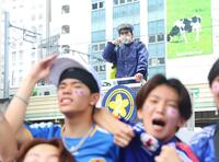 雑踏警備にあたる警察官