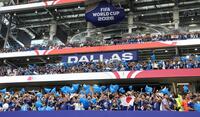 試合前、盛り上がる日本サポーター（撮影・中田匡峻）
