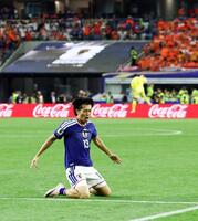 後半、同点ゴールを決め喜ぶ中村。後方は跳び上がって喜ぶＧＫ鈴木彩