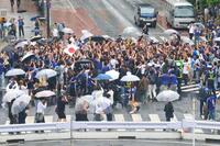 渋谷駅前に集まったサッカーファン＝渋谷駅前（撮影・石井剣太郎）