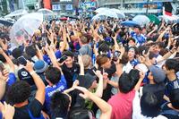 渋谷駅前に集まったサッカーファン＝渋谷駅前（撮影・石井剣太郎）