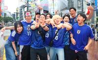 渋谷駅前に集まるサッカーファン＝渋谷駅前（撮影・石井剣太郎）