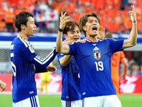日本－オランダ　後半、同点に追い付き大喜びの小川（右）。左は鎌田＝ダラス（共同）