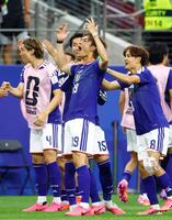 日本－オランダ　後半、同点に追い付き大喜びの小川（中央）。右は久保＝ダラス（共同）