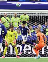 日本－オランダ　前半、ボールをクリアする谷口（中）