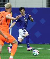 日本－オランダ　前半、クロスを上げる谷口