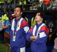 試合前の吉田麻也（左）と南野拓実（撮影・中田匡峻）