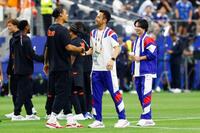 試合前、オランダのファンダイク（右から３人目）と握手する吉田。右は南野＝ダラス（共同）