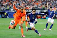 日本－オランダ　後半、競り合う上田（18）とオランダのファンダイク＝ダラス（共同）
