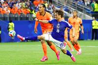日本－オランダ　後半、ゴール前に飛び込む小川。左はオランダのファンダイク＝ダラス（共同）