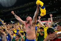 チュニジアに快勝し、喜ぶスウェーデンサポーター＝モンテレイ（ゲッティ＝共同）