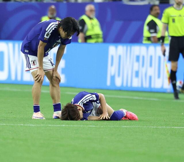 久保建英が負傷交代　自らバツ印