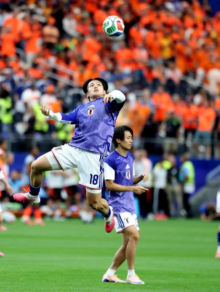 試合前、練習をする日本代表・上田綺世（撮影・中田匡峻）