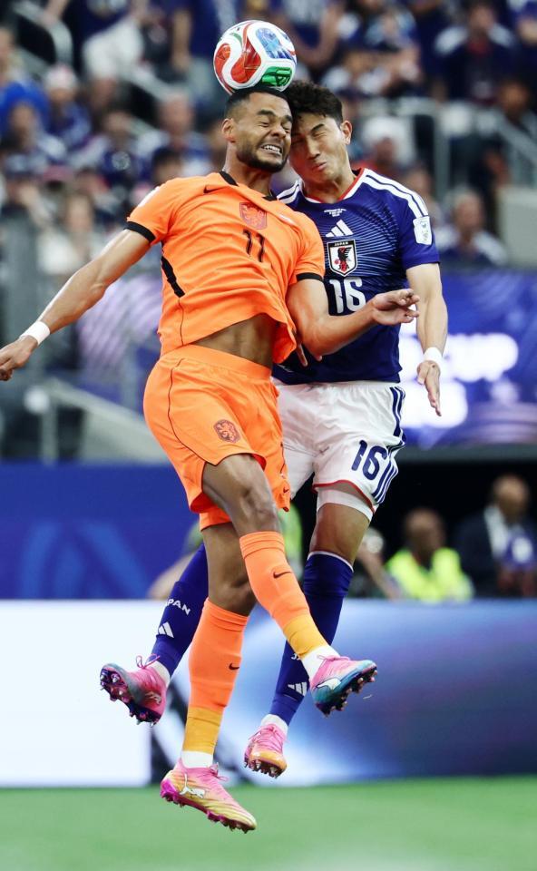 前半、オランダ選手と競り合う渡辺（右）
