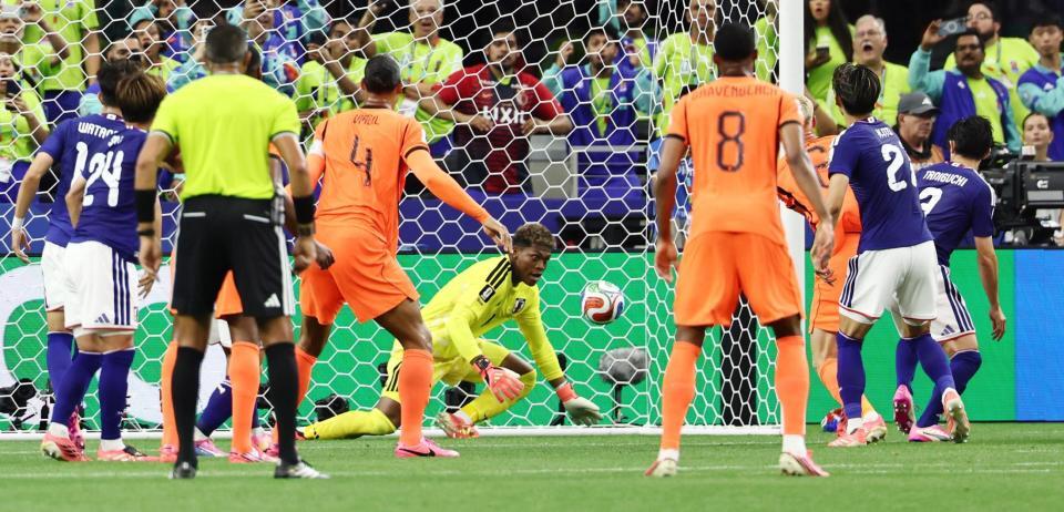 前半、オランダ選手のシュートをセーブするＧＫ鈴木彩（中央）