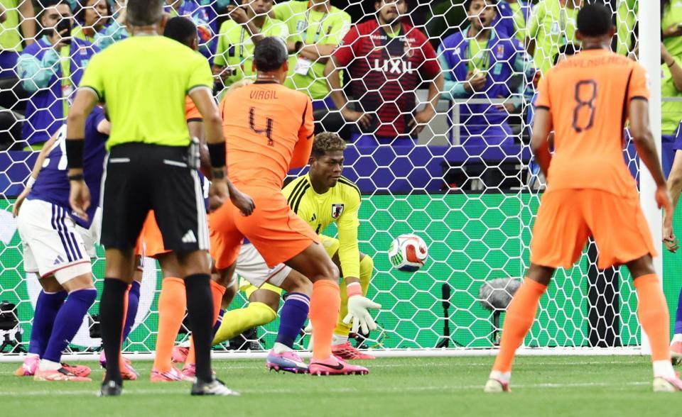 前半、オランダ選手のシュートをセーブするＧＫ鈴木彩（中央）