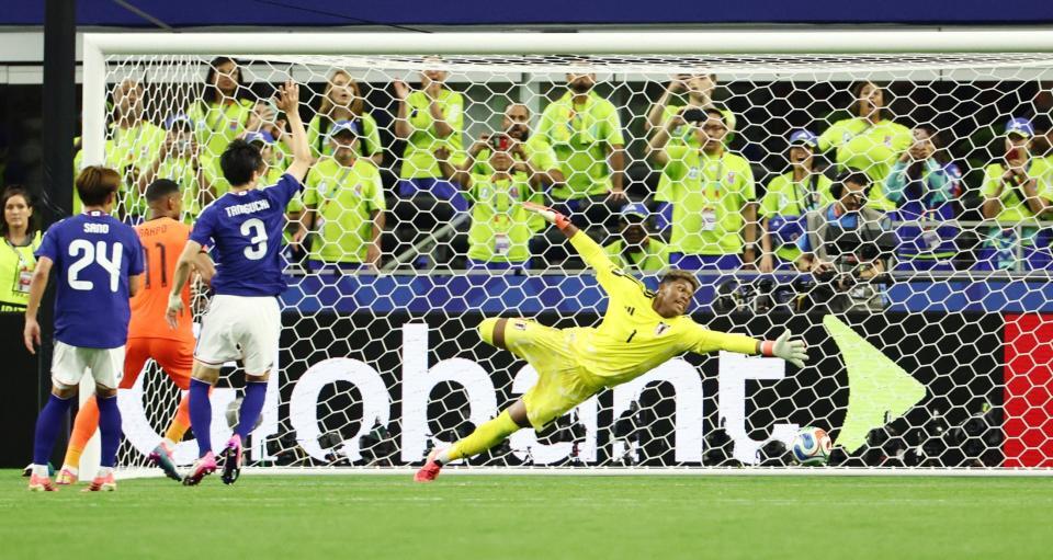後半、オランダに先制ゴールを許すＧＫ鈴木彩（右）