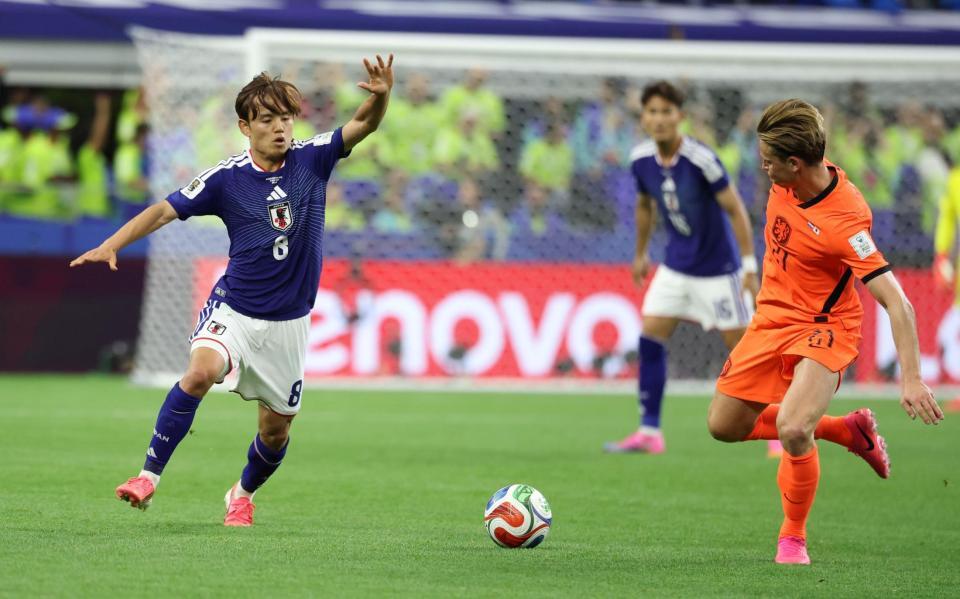 前半、ボールを奪いに行く日本代表・久保建英（撮影・中田匡峻）