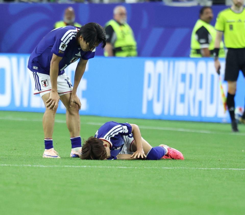 後半、負傷する日本代表・久保建英（右）＝撮影・中田匡峻